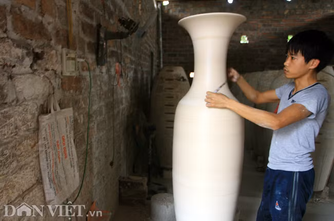 Một trong những kỹ thuật cổ truyền vẫn được người thợ làng gốm Kim Lan áp dụng là sử dụng đèn soi để sấy khô sản phẩm khi thời tiết có độ ẩm cao.