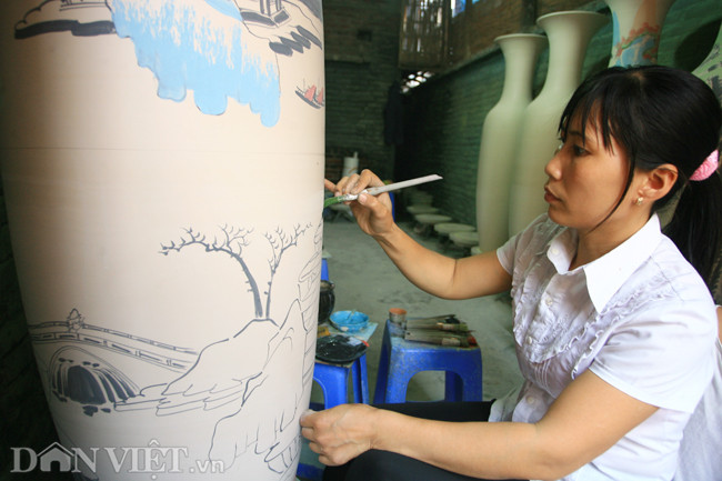 Điểm đặc biệt của gốm Kim Lan là các sản phẩm không quá cầu kỳ về chi tiết mà tạo được sự tiện dụng, thoải mái cho người sử dụng. Gốm Kim Lan chính là sự cô đọng những điều tinh túy nhất của con người nơi đây. Bằng bàn tay khéo léo, sự tâm huyết gửi gắm trong từng sản phẩm, người dân làng Kim Lan, cùng với Phù Lãng (Bắc Ninh), Bát Tràng (Hà Nội), đang góp phần làm phong phú, đa dạng và phát triển nghề gốm khu vực phía Bắc nước ta.