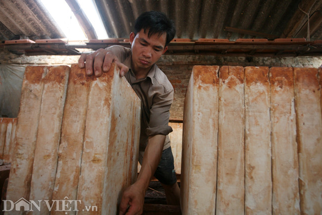 Gia đình anh Cường (xóm 2, Kim Lan) chuyên sản xuất các lọ gốm. Anh cho biết: "Một ngày làm việc 10 tiếng, công việc tuy vất vả nhưng nó đã ngấm vào máu của mình". Sau khi lấy gốm từ khuôn, chúng được mang ra ngoài nắng để phơi. Các lò nung gốm thường rất bé, người dân phải chen chúc để qua lại. Hầu hết gốm đều trải qua quá trình nung trong vòng 6 tiếng, nhiệt độ lên tới 1.700 độ.