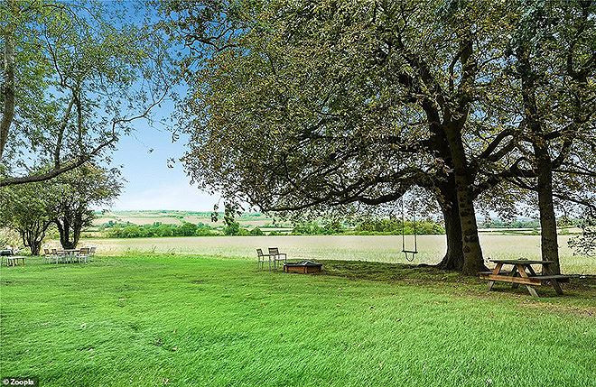 Bãi cỏ sau vườn là điểm lý tưởng để cả gia đình có thể quây quần trong những bữa tiệc ngoài trời.