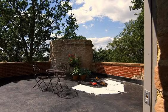 Sân thượng, nơi thư giãn và nghỉ ngơi với phong cảnh miền quê cổ tích ở xung quanh.