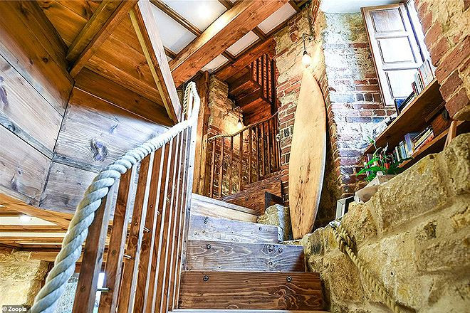 Cầu thang xoắn ốc, niềm tự hào nhất của Jimmy, nơi mà ông cho là sẽ hé mở tới những không gian lãng mạn và kỳ diệu khác ở trong tòa lâu đài.