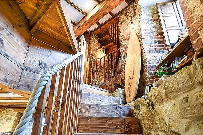 Cầu thang xoắn ốc, niềm tự hào nhất của Jimmy, nơi mà ông cho là sẽ hé mở tới những không gian lãng mạn và kỳ diệu khác ở trong tòa lâu đài.