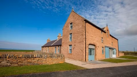 Nơi đây là một nhà nghỉ cho thuê do tổ chức của hoàng tử Charles quản lý, có tên gọi rất ấm cúng là nhà nghỉ Kho thóc (The Granary Lodge). Ngôi nhà này trước đây là nơi dự trữ ngũ cốc của tòa lâu đài.