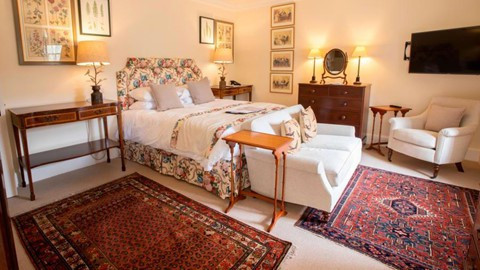 Từng chi tiết của nơi đây như giấy dán tường, khung tranh, chất liệu đều phản ánh rõ lịch sử và phong cách cổ điển của Scotland. Mùa hè hàng năm, hoàng tử Charles đều đến lâu đài Mey để nghỉ dưỡng nên nơi này sẽ đóng cửa trong thời gian đó và chỉ nhận du khách từ tháng 5 đến tháng 9.