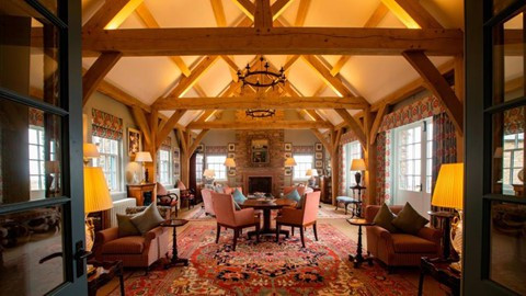 Toàn bộ phòng ở đây đều được trải những tấm thảm hoa đắt tiền. Sau khi tòa lâu đài được khôi phục, các nhà thiết kế đều muốn giữ nguyên nét truyền thống của hoàng gia Scotland qua các loại vải, thảm và họa tiết hình thú cầu kỳ. Một phòng ngủ ở đây có giá cho thuê khoảng 187 USD /đêm.