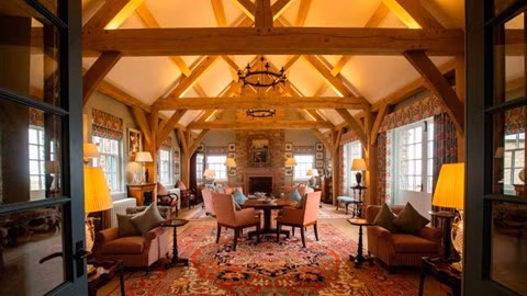 Toàn bộ phòng ở đây đều được trải những tấm thảm hoa đắt tiền. Sau khi tòa lâu đài được khôi phục, các nhà thiết kế đều muốn giữ nguyên nét truyền thống của hoàng gia Scotland qua các loại vải, thảm và họa tiết hình thú cầu kỳ. Một phòng ngủ ở đây có giá cho thuê khoảng 187 USD /đêm.