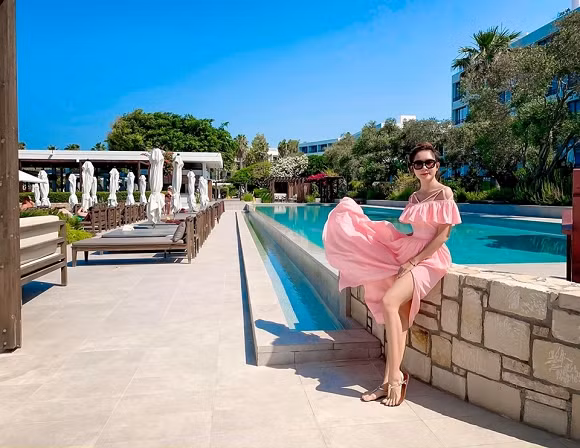 "Ai cũng bận, ai cũng có công việc nhưng hãy cố gắng dành nhiều thời gian cho con để sau này không hối tiếc vì đã không ở bên con trong những ngày thơ bé. Đây là Paphos, nằm phía tây nam Cộng hòa Síp - một đảo thuộc châu Âu. Paphos nổi tiếng với lịch sử lâu đời gắn liền với thần thoại Hy Lạp. Nơi đây được biết đến như là nơi đã sinh ra thần tình yêu Aphrodite. Ngoài ra Paphos nổi tiếng với hơn 10 di tích cổ với những tác phẩm khảm trạm tinh xảo tồn tại hàng ngàn năm lịch sử như công trình nhà hát Odeon từ thời La Mã; Thánh đường Chrysopolitissa; các ngôi biệt thự cổ được xây dựng từ thời La Mã.