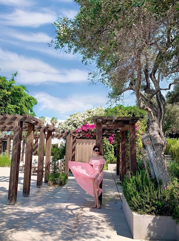 Ở tuổi 34, bà xã Lý Hải diện váy hồng xẻ tà gợi cảm. Một vài khoảnh khắc lúc gió thổi tung tà váy, Minh Hà xinh đẹp và trẻ trung như thiếu nữ trên bờ biển. Trong những tấm ảnh chụp riêng 2 vợ chồng, phong thái trẻ trung của Lý Hải, vẻ gợi cảm của Minh Hà khiến nhiều dân mạng cứ ngỡ họ là một cặp đôi trẻ đang kỳ trăng mật. Ít ai dám nghĩ, Minh Hà đã là mẹ của 4 nhóc tì.