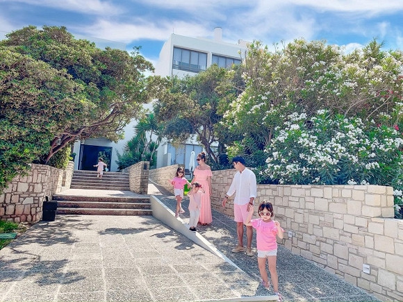 Cả gia đình diện tông hồng nổi bật. Thời gian gần đây, vợ chồng Lý Hải - Minh Hà dành nhiều thời gian đưa các con đi du lịch, khám phá những miền đất mới.