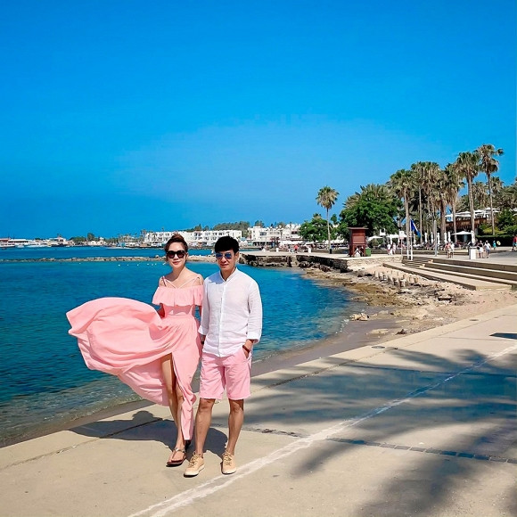 Đến đây mình thấy giống Athen và Santorini một chút nhé. Biển rất đẹp nhưng lại lạnh hơn so với biển Việt Nam nha. Nên so ra vẫn thích tắm biển Việt Nam hơn. Mình đặc biệt thích nhất là hoa. Ở đây sao trồng hoa gì cũng đẹp, cây gì cũng tốt mặc dù khí hậu khô. Đi xong chuyến này về quyết bắt ông xã trồng cho giàn bông giấy" - Minh Hà chia sẻ trải nghiệm. Ai cũng không ngớt lời khen tặng cho vẻ trẻ trung, tươi tắn và nhiều năng lượng của bà xã Lý Hải.