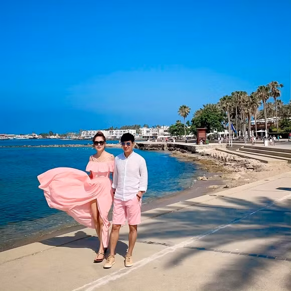 Đến đây mình thấy giống Athen và Santorini một chút nhé. Biển rất đẹp nhưng lại lạnh hơn so với biển Việt Nam nha. Nên so ra vẫn thích tắm biển Việt Nam hơn. Mình đặc biệt thích nhất là hoa. Ở đây sao trồng hoa gì cũng đẹp, cây gì cũng tốt mặc dù khí hậu khô. Đi xong chuyến này về quyết bắt ông xã trồng cho giàn bông giấy" - Minh Hà chia sẻ trải nghiệm. Ai cũng không ngớt lời khen tặng cho vẻ trẻ trung, tươi tắn và nhiều năng lượng của bà xã Lý Hải.