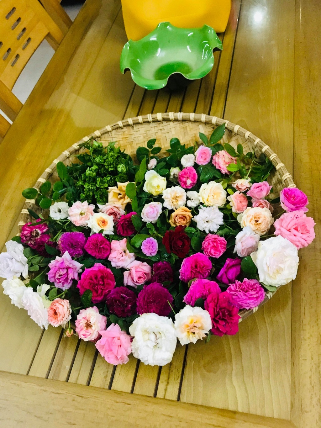 Vào những ngày mùa hè, sân thượng của gia đình chị Ngoan vẫn có hồng nở rực rỡ, lá xanh tốt. Bí quyết được chị tiết lộ đó là hạn chế bón các loại phân phía trên mà thường xay chuối chín tưới gốc, trộn hỗn hợp bia, trứng gà và đu đủ chín để bón cho từng gốc hoa. Hàng ngày, chị Ngoan luôn cảm thấy vui vẻ, hạnh phúc, tràn đầy năng lượng. Mặc dù khối lượng công việc khá nhiều, từ việc công sở đến tự tay chăm sóc 3 con. Khi các con ngủ, chị lại lên sân thượng, soi đèn bắt sâu, tỉa lá, xới đất… Công việc ấy có mệt nhọc, vất vả nhưng luôn mang đến cho chị thật nhiều cảm hứng để sống tốt hơn, an yên hơn từng ngày.