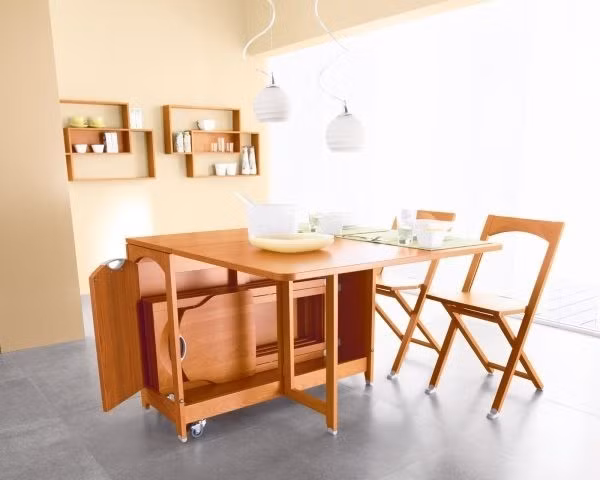 Mẫu bàn ăn này được thiết kế riêng một ngăn phía dưới mặt bàn để xếp ghế. Khi không sử dụng đến những chiếc ghế, bạn có thể cất gọn vào góc bên trong và đóng các cánh cửa lại.