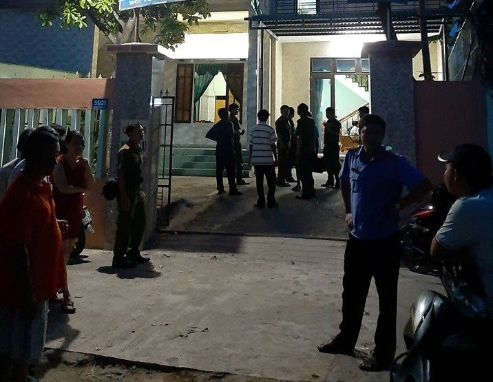 Lat tay man kich tham doc sau vu doi nam nu uong thuoc sau trong nha nghi