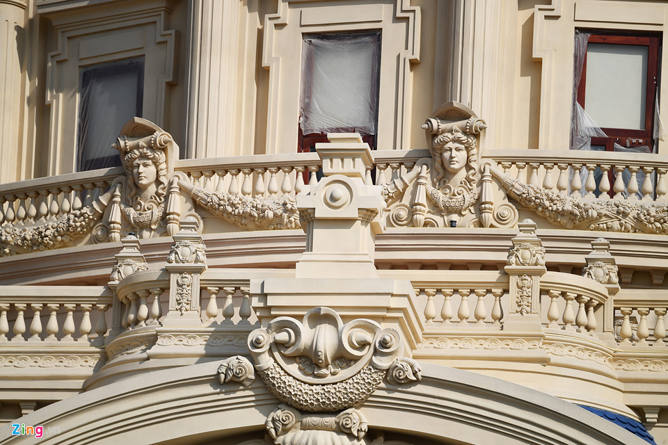 Lượng vật liệu xây dựng đổ vào tòa lâu đài này ước khoảng 1.000 tấn sắt, 4.000 - 5.000 tấn xi măng, hàng chục nghìn tấn cát, gạch.