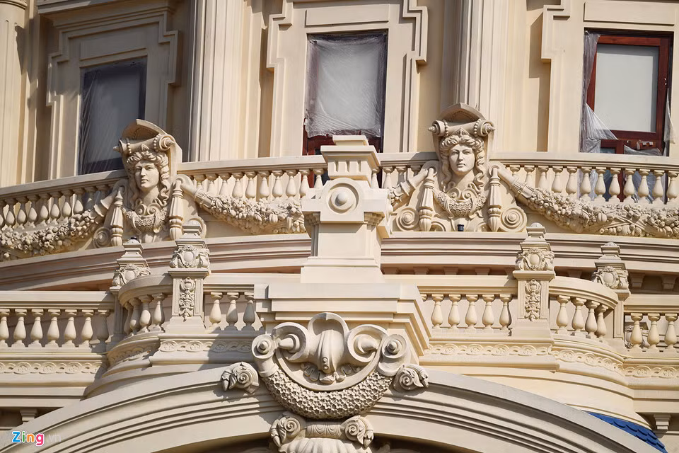 Lượng vật liệu xây dựng đổ vào tòa lâu đài này ước khoảng 1.000 tấn sắt, 4.000 - 5.000 tấn xi măng, hàng chục nghìn tấn cát, gạch.