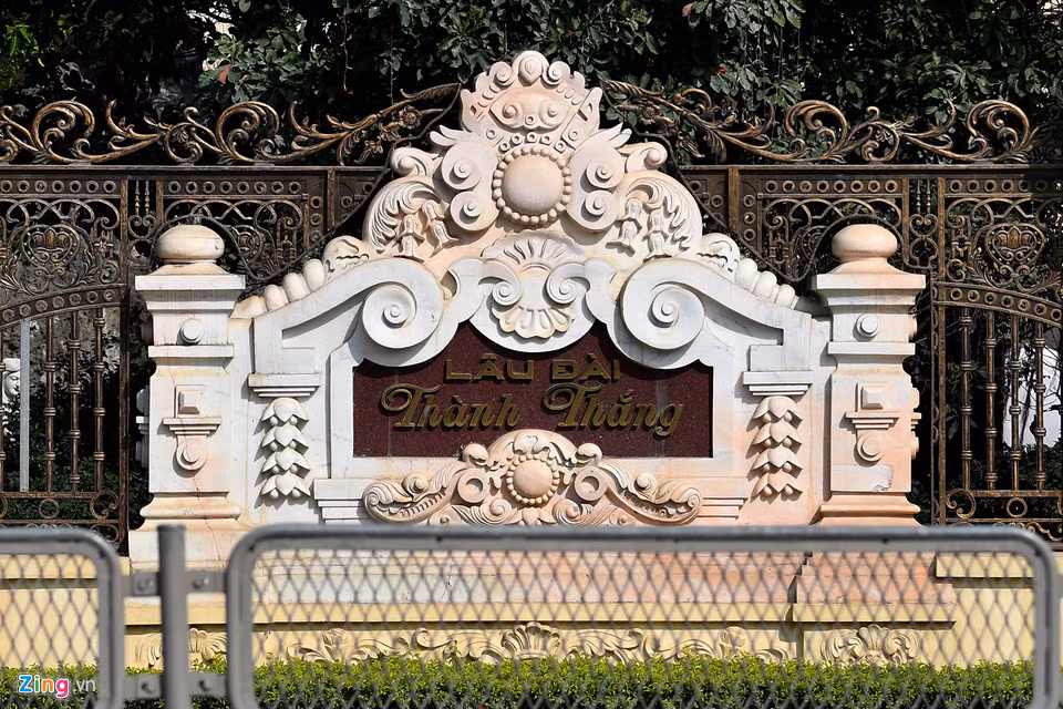 Chính giữa bức tường mặt tiền tòa lâu đài có khắc chữ "Lâu đài Thành Thắng". Chủ nhân vốn có hai người con trai tên là Thành và Thắng.