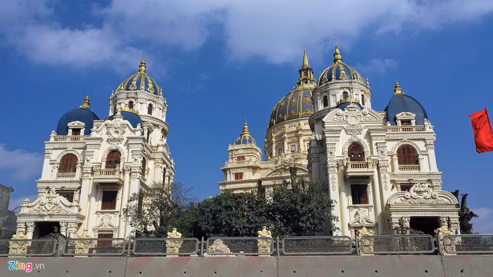 Chủ của tòa lâu đài này là ông Đỗ Văn Tiến (52 tuổi, người ở Địch Lộng, Ninh Bình). Ngoài việc để ở, ông còn thiết kế để làm văn phòng công ty.