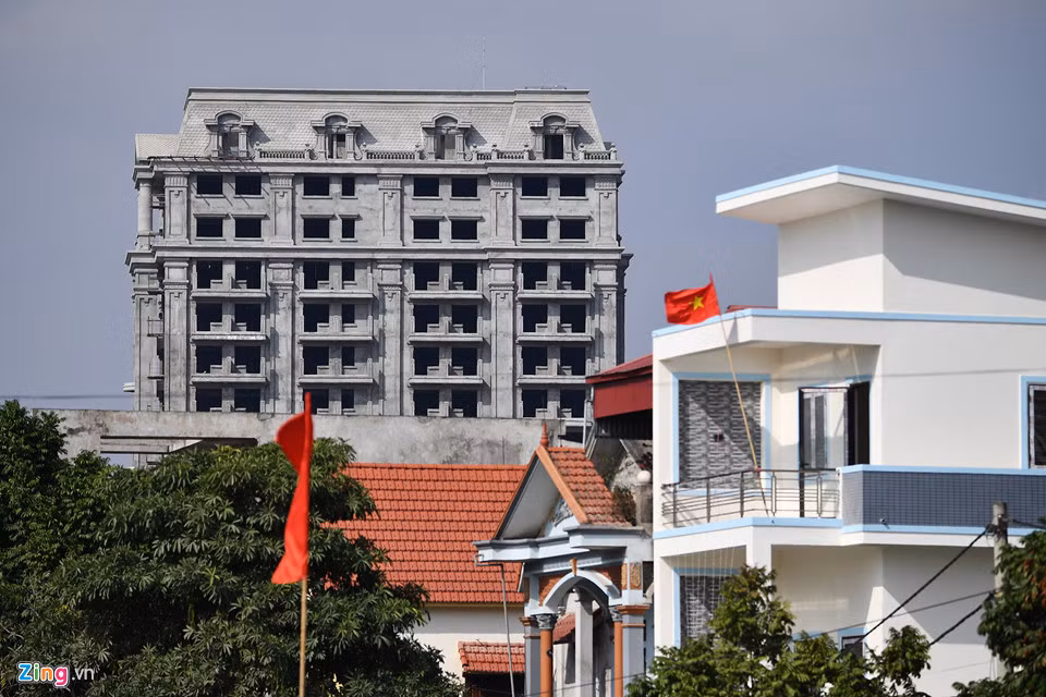 Cách đó không xa là công trình khách sạn 16 tầng của chủ lâu đài đang trong quá trình xây dựng. Được biết ông còn một căn nhà lớn nữa ở gần đây đang cho thuê làm kinh doanh chăn ga gối đệm.