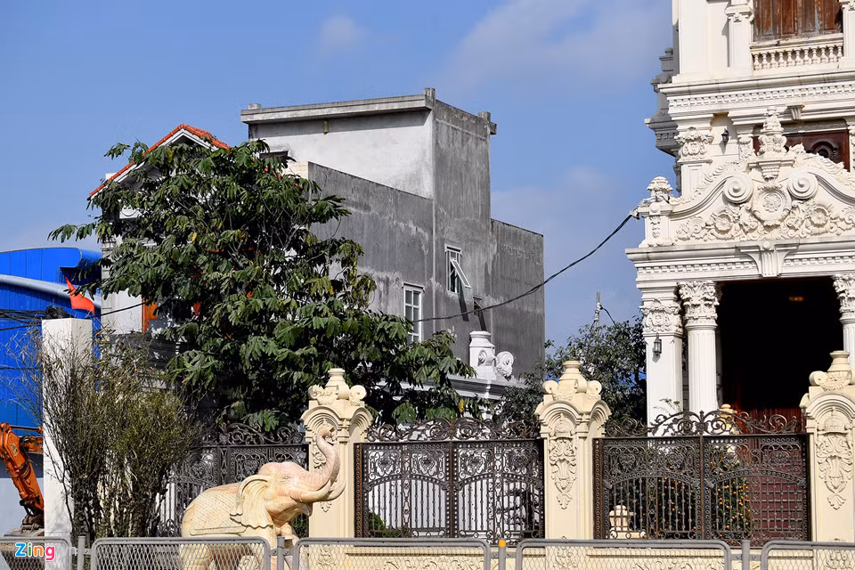 Ngôi nhà con con nằm sát bên được ông Tiến định giá 4 tỷ để mua nốt cho đẹp mảnh đất nhưng bị chủ đòi 4,5 tỷ đồng, ông không mua nữa, nay vẫn nằm ở đó.