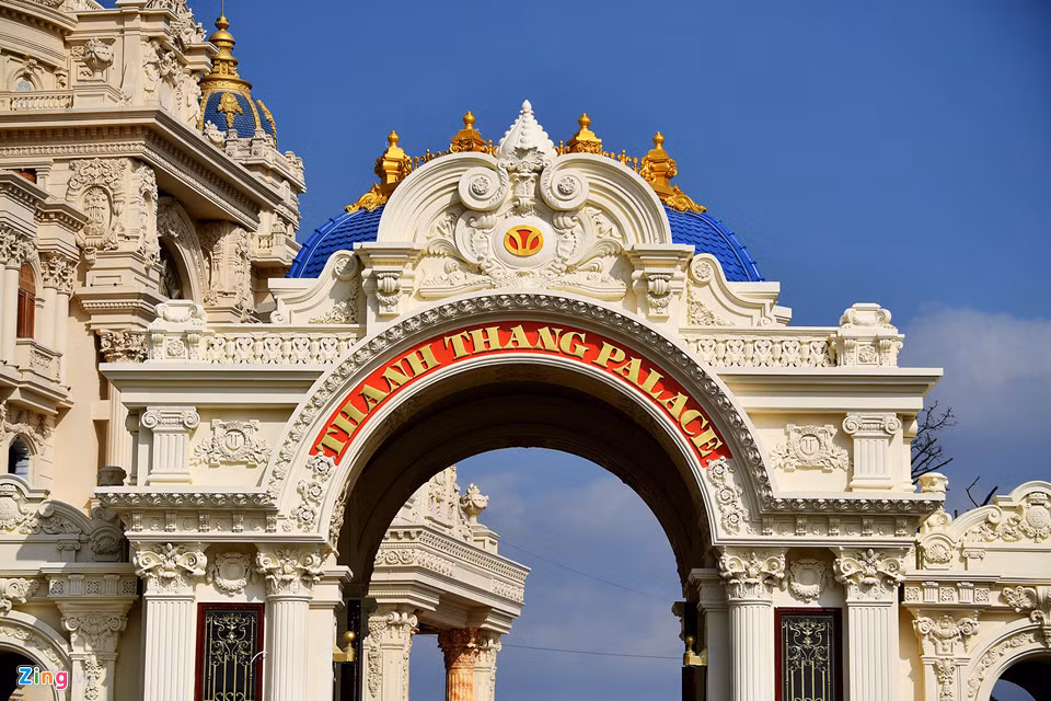 Tòa lâu đài này có 2 cổng ra vào, có đồi cây trị giá hàng tỷ đồng. Toàn bộ vỉa hè được chủ nhân lát đá. Bà bán tạp hóa đối diện tòa lâu đài cho biết ông Tiến thường sang chơi, mua hàng có tiết lộ về công trình này.