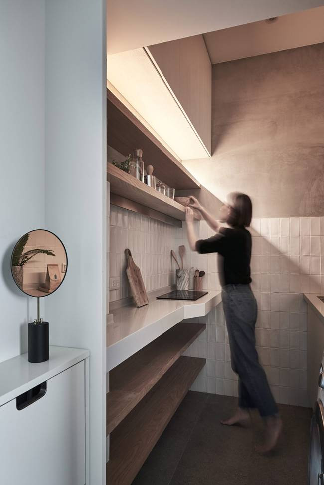 Sofa có thể tận dụng thành giường ngủ đồng thời là chỗ ngồi làm việc. Bàn gắn vào tường có thể gập lại để tiết kiệm diện tích. Tủ quần áo đươc bố trí ở ngay lối vào của căn hộ. Các đồ thường dùng trong nhà bếp và bộ đồ dùng ăn uống (bát, đĩa, thìa, nĩa...) được đặt ở trên bàn bếp trong khi các kệ ở cao hơn trữ các đồ không hay dùng đến.