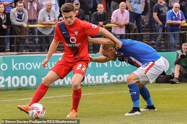 Cau thu dien trai ua bao luc hanh hung da man ban gai