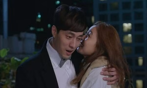 Phát hiện điểm lạ trong ảnh họp lớp của vợ, chồng đến bắt quả tang Phat hien diem la trong anh hop lop cua vo, chong den bat qua tang