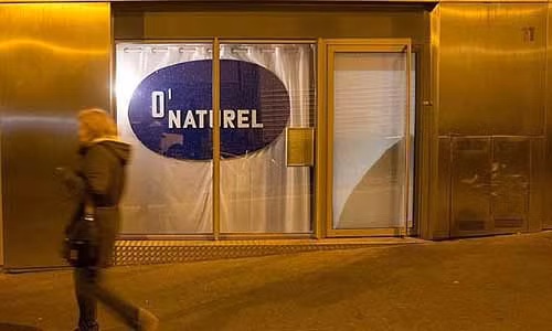 Nha hang cho khach khoa than khi dung bua phai dong cua