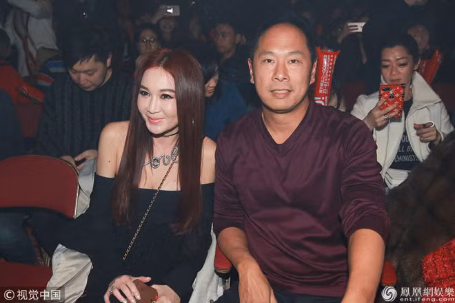 Nổi tiếng gợi cảm, phóng khoáng trên màn ảnh nhưng ngoài đời, Ôn Bích Hà có đời sống hôn nhân chuẩn mực. Cuộc hôn nhân giữa cô và ông xã đại gia Hà Tổ Quang kéo dài 17 năm được xem là một trong những cặp vợ chồng đáng ngưỡng mộ nhất nhì làng giải trí Hoa ngữ. Ôn Bích Hà hiện chỉ thỉnh thoảng tham gia một vài sự kiện, nữ diễn viên tâm sự sau 36 năm hoạt động trong ngành giải trí đã đến lúc cô cần nghỉ ngơi.