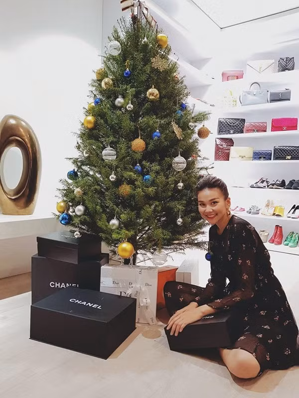 Một góc nhà toàn hàng hiệu.