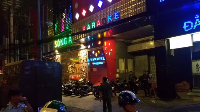 Xuat hien clip livestream canh su dung ma tuy trong quan karaoke cua Phuc XO-Hinh-2