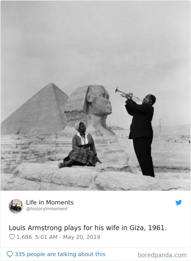 Nghệ sĩ trumpet Louis Armstrong chơi nhạc cho vợ nghe ở Kim tự tháp Giza, 1961.