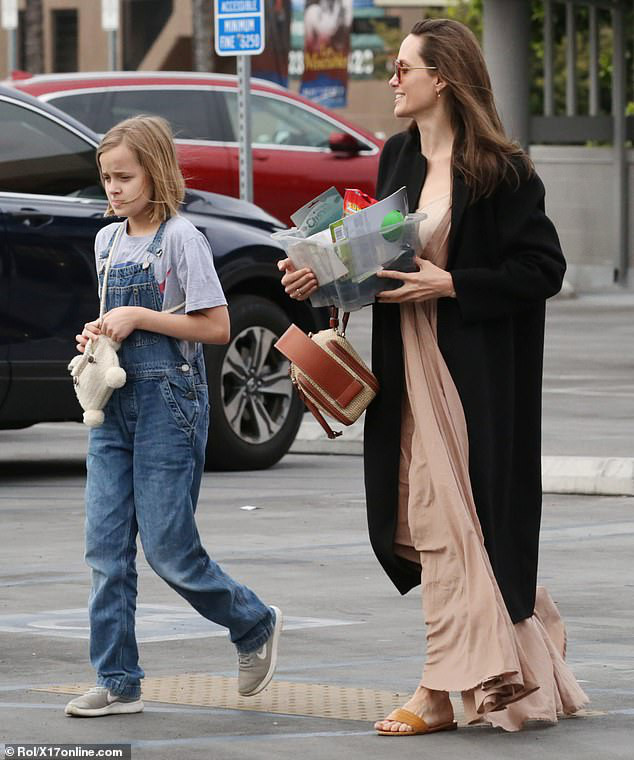 Angelina Jolie rất cưng chiều các con.