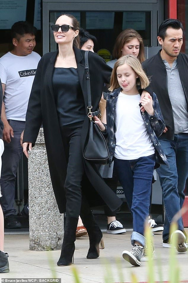 Mới đây, Angelina Jolie cũng vui vẻ dẫn các con đi ăn sushi ở Los Angeles.