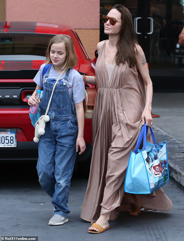 Bà mẹ 6 con diện chiếc đầm suông dáng dài giản dị khi ra phố.