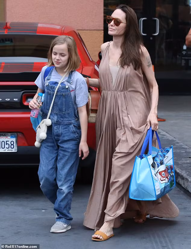 Bà mẹ 6 con diện chiếc đầm suông dáng dài giản dị khi ra phố.