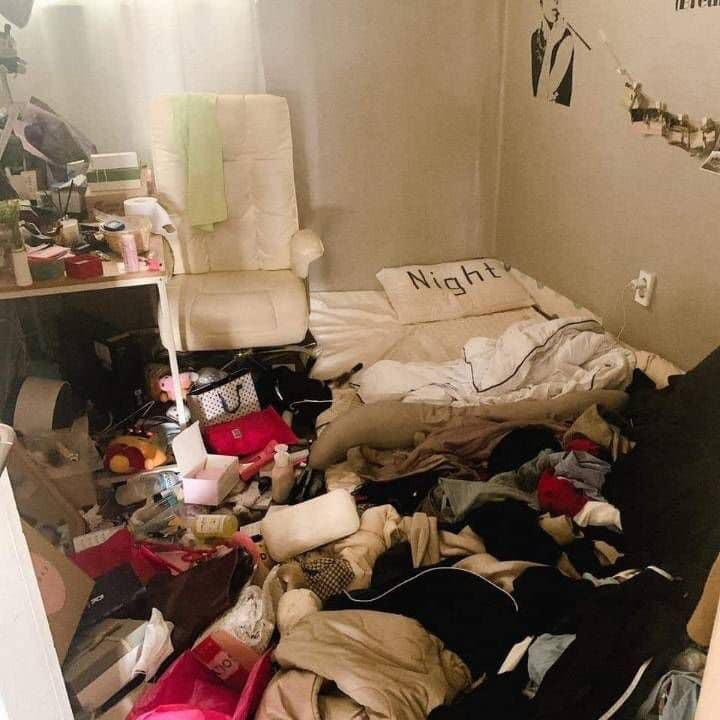 Mới đây, hình ảnh về tình trạng bên trong hàng loạt những căn phòng KTX của sinh viên Hàn được hé lộ đã khiến nhiền cư dân mạng "sốc nặng". Cảnh tượng cực kỳ kinh khủng khi những lon nước, chai rượu, hộp mì, quần áo và các loại rác chồng chất lên nhau ngập qua cả giường. Nhìn cảnh này, không ai có thể tưởng tượng được chủ nhân căn phòng sẽ ngủ trên đống rác như thế nào.