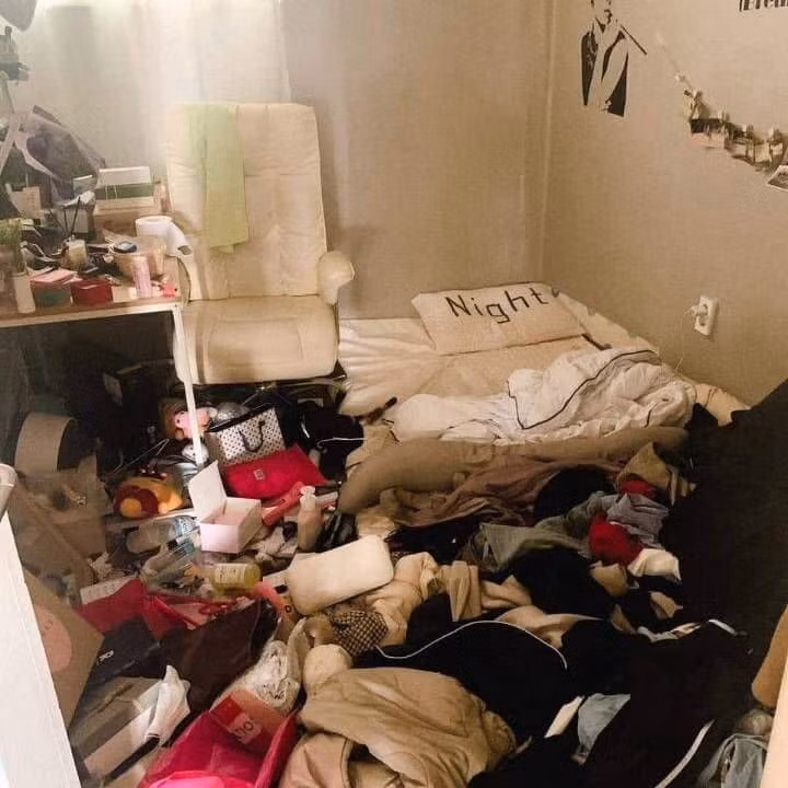 Mới đây, hình ảnh về tình trạng bên trong hàng loạt những căn phòng KTX của sinh viên Hàn được hé lộ đã khiến nhiền cư dân mạng "sốc nặng". Cảnh tượng cực kỳ kinh khủng khi những lon nước, chai rượu, hộp mì, quần áo và các loại rác chồng chất lên nhau ngập qua cả giường. Nhìn cảnh này, không ai có thể tưởng tượng được chủ nhân căn phòng sẽ ngủ trên đống rác như thế nào.