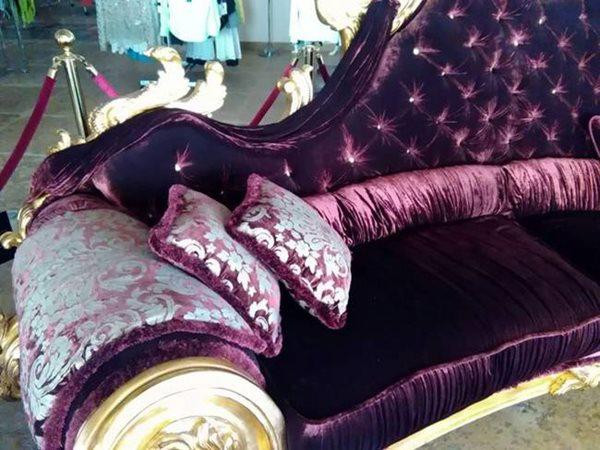 Quan sát từ xa cũng thấy được vẻ ngoài cực kỳ trau chuốt và sang trọng của chiếc ghế. Sau nhiều năm, màu vàng dát trên ghế và màu nhung đỏ vẫn giữ được nguyên bản.