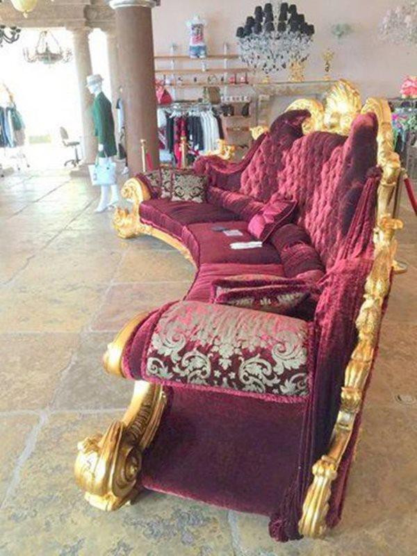 Chiếc ghế do Giovanni Maria Malerba thiết kế và được làm thủ công ở Italia. Loại nhung được phủ trên ghế cũng là loại nhung đắt tiền, tạo sự êm ái khi ngồi.