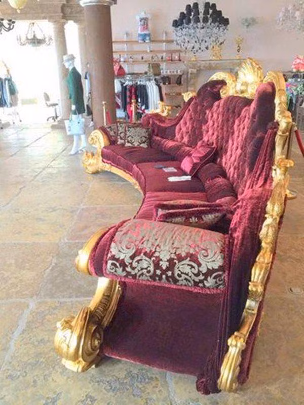 Chiếc ghế do Giovanni Maria Malerba thiết kế và được làm thủ công ở Italia. Loại nhung được phủ trên ghế cũng là loại nhung đắt tiền, tạo sự êm ái khi ngồi.