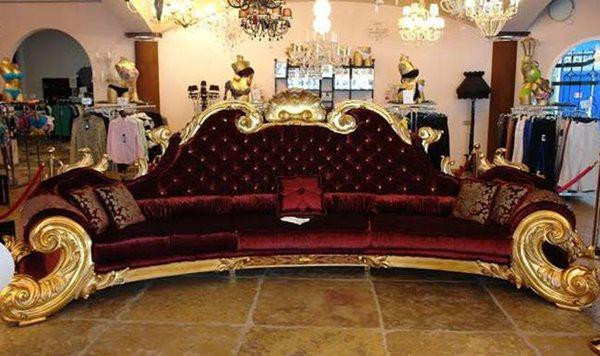 Ngoài phần nhung đỏ toát lên sự sang chảnh, phần dát vàng của ghế càng tăng thêm sự cầu kỳ của nó. Nhà thiết kế Kenneth Bordewick tiết lộ, Michael Jackson chọn mẫu này vì ghế đỏ toát lên sự đế vương.