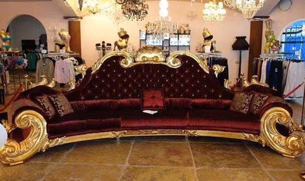 Ngoài phần nhung đỏ toát lên sự sang chảnh, phần dát vàng của ghế càng tăng thêm sự cầu kỳ của nó. Nhà thiết kế Kenneth Bordewick tiết lộ, Michael Jackson chọn mẫu này vì ghế đỏ toát lên sự đế vương.