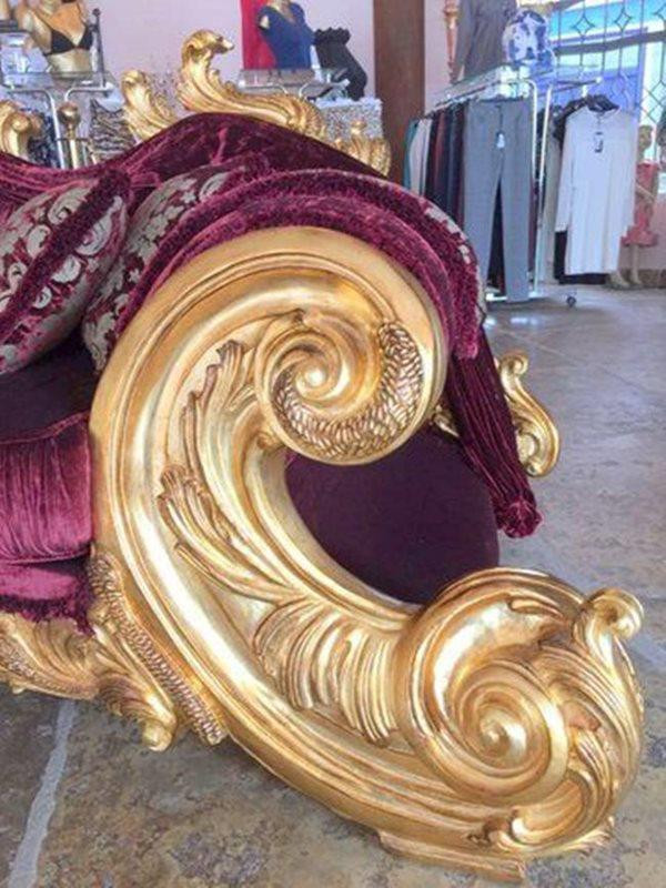 Chiếc ghế có thể đủ chỗ cho 9 người ngồi. Chiều dài 4,9m, khung ghế làm từ gỗ quý.