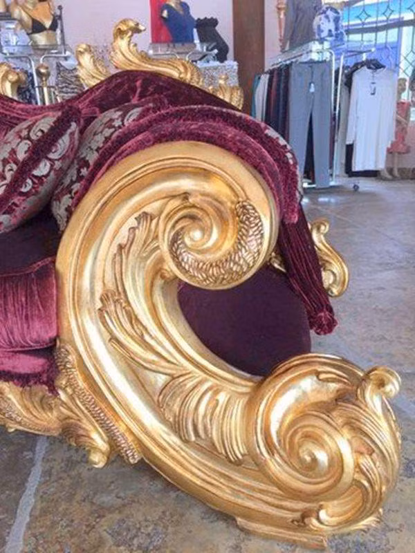 Chiếc ghế có thể đủ chỗ cho 9 người ngồi. Chiều dài 4,9m, khung ghế làm từ gỗ quý.