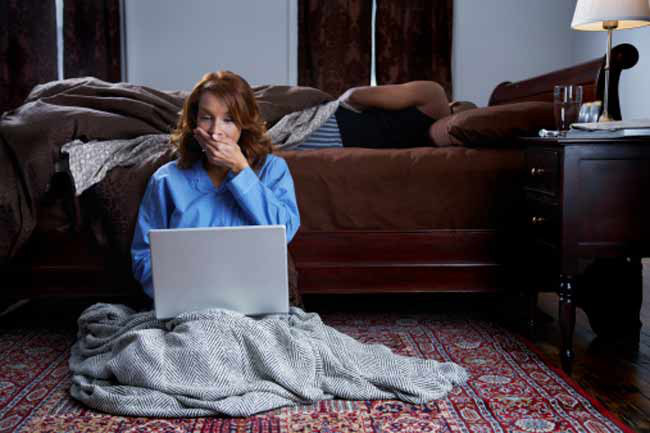 Suy nghĩ về công việc: Hãy quên đi công việc sau khi rời khỏi văn phòng. Suy nghĩ về công việc vào ban đêm chỉ khiến bạn mất ngủ, dẫn đến giảm hiệu quả công việc vào ngày hôm sau. Bạn nên dành thời gian với gia đình và bạn bè để giảm căng thẳng do công việc.