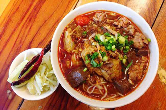 Ăn đồ cay: Việc ăn cay vào ban đêm có ảnh hưởng xấu đến ống tiêu hóa. Ăn đồ cay vào ban đêm có thể làm nặng bụng và gây trào ngược axit.