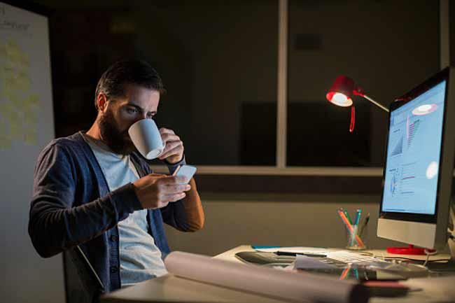 Uống cà phê: Caffeine là một chất kích thích cần tránh sử dụng sau buổi tối. Uống cà phê hoặc thức uống năng lượng vào nửa đêm sẽ kéo dài thời gian tiềm giấc ngủ, rút ngắn thời gian ngủ do giảm thời gian ngủ sâu và tăng tần suất tỉnh giấc giữa chừng.